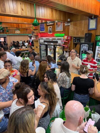 Viernes de fiesta en La Venganza con visita de embajadora de Estados Unidos 