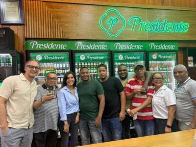 Embajadora compartiendo con empleados de La Venganza.