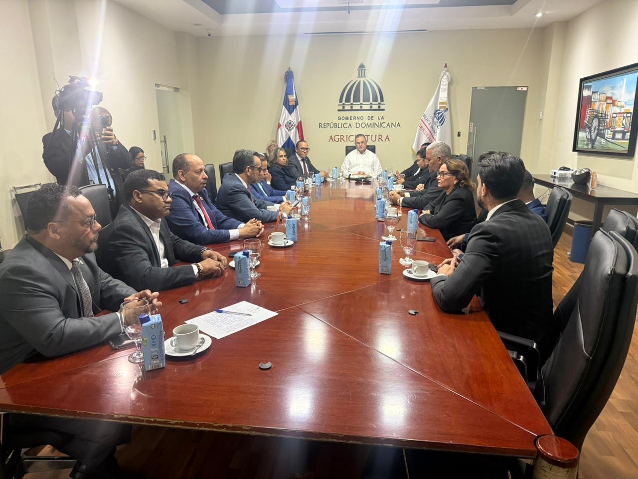 Diputado logra aprobación de varias solicitudes tras reunión con el ministro de Agricultura