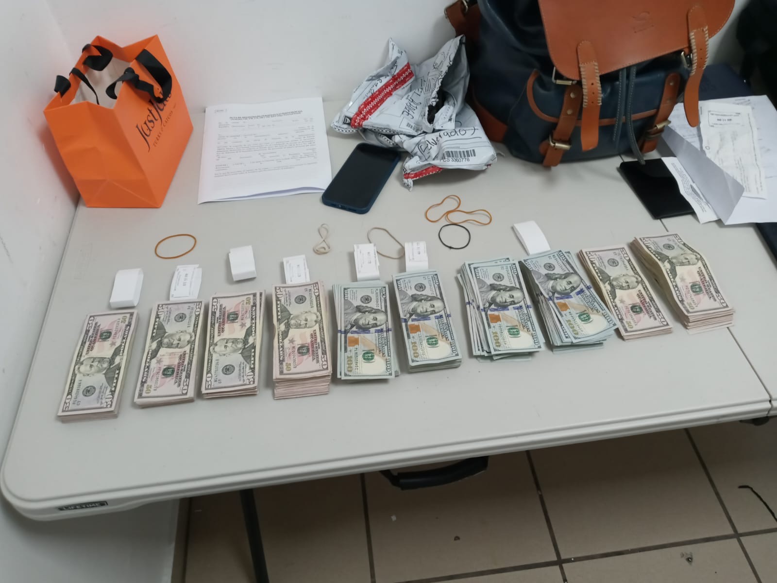 Aduanas sigue detectando divisas no declaradas en aeropuertos, reteniendo más de US$400 mil en menos de una semana Aduanas sigue detectando divisas no declaradas en aeropuertos, reteniendo más de US$400 mil en menos de una semana