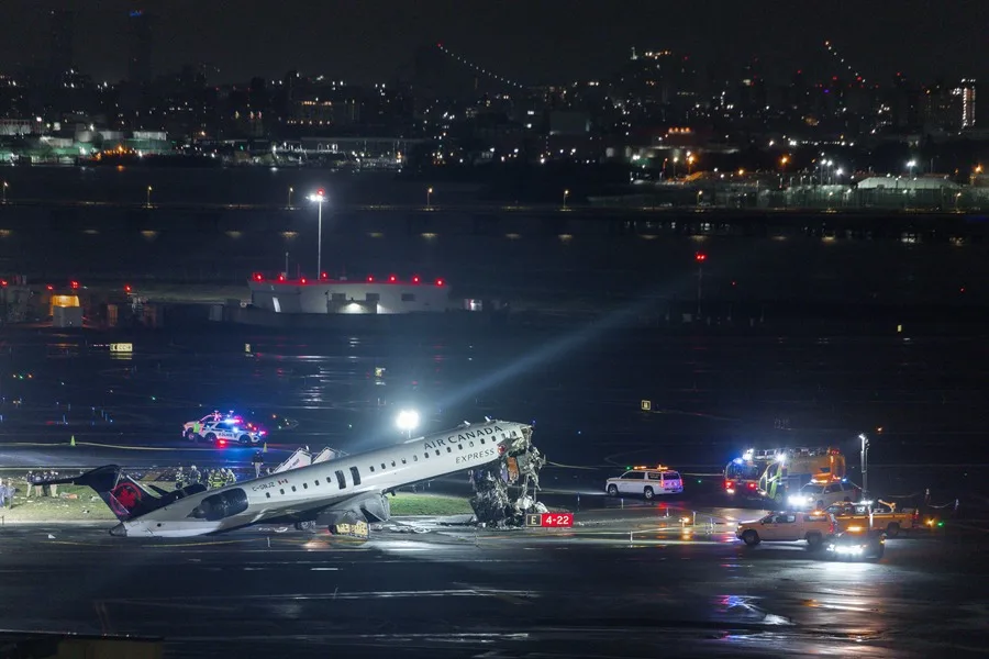Dos muertos tras la colisión entre un avión y un camión de bomberos en el aeropuerto de LaGuardia