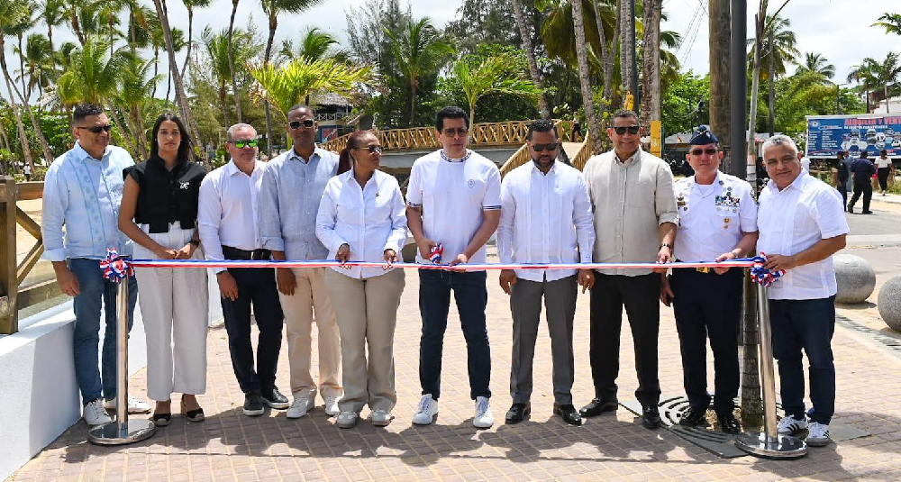 Ministro Collado entrega nueva pasarela peatonal en Las Terrenas, Samaná