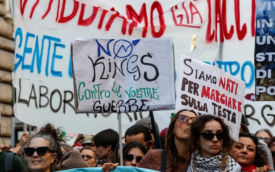 Decenas de miles de personas contra la guerra en la marcha «No Kings» en Roma