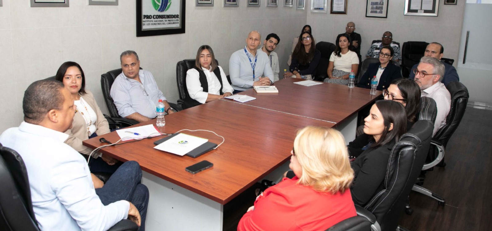 Pro Consumidor dialoga con supermercados sobre líneas blancas, registro sanitario y etiquetado de productos