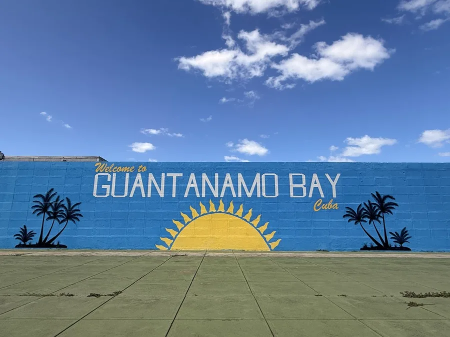 La base de EE.UU. en Guantánamo, un punto de luz en una isla a oscuras y en crisis