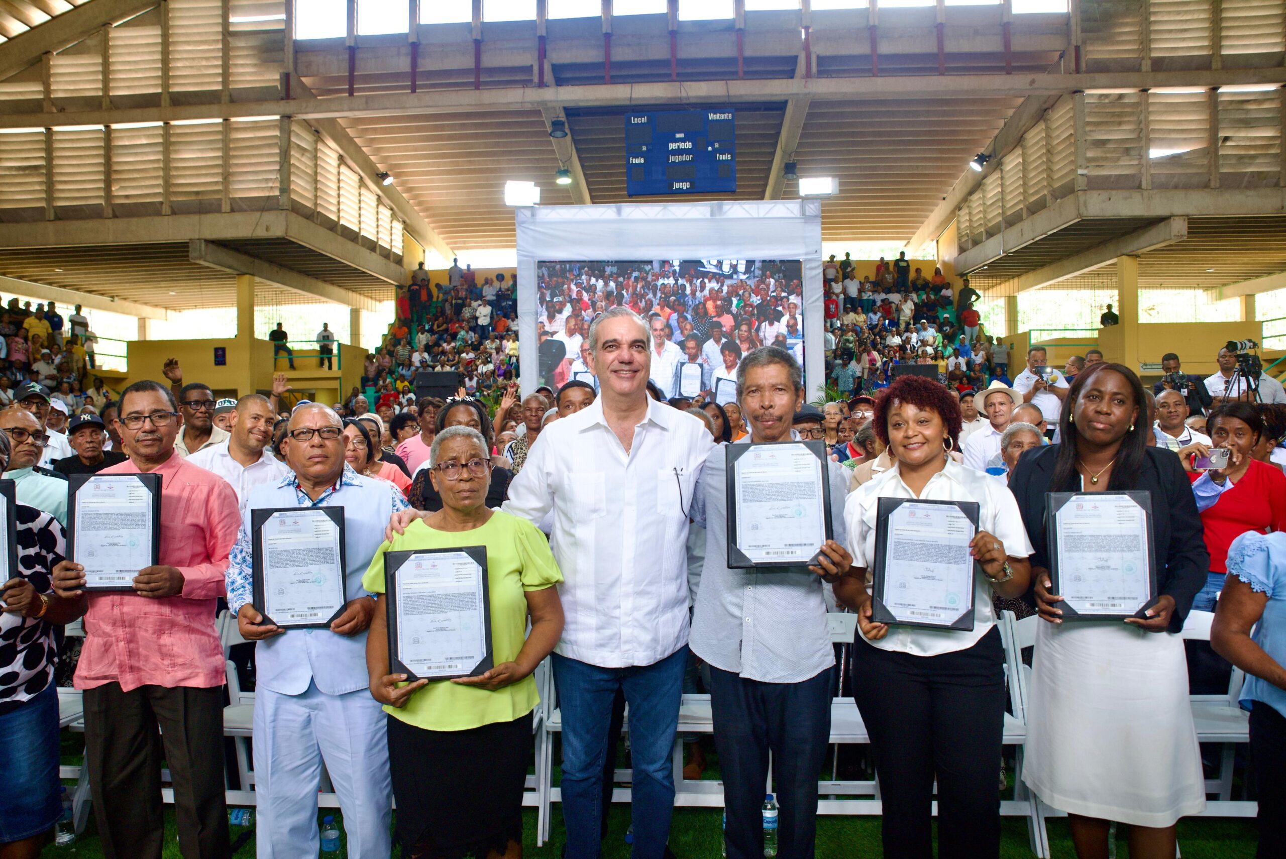 Presidente Abinader entrega 2,315 certificados de títulos de propiedad para beneficio de unas 10,000 personas en San Pedro de Macorís