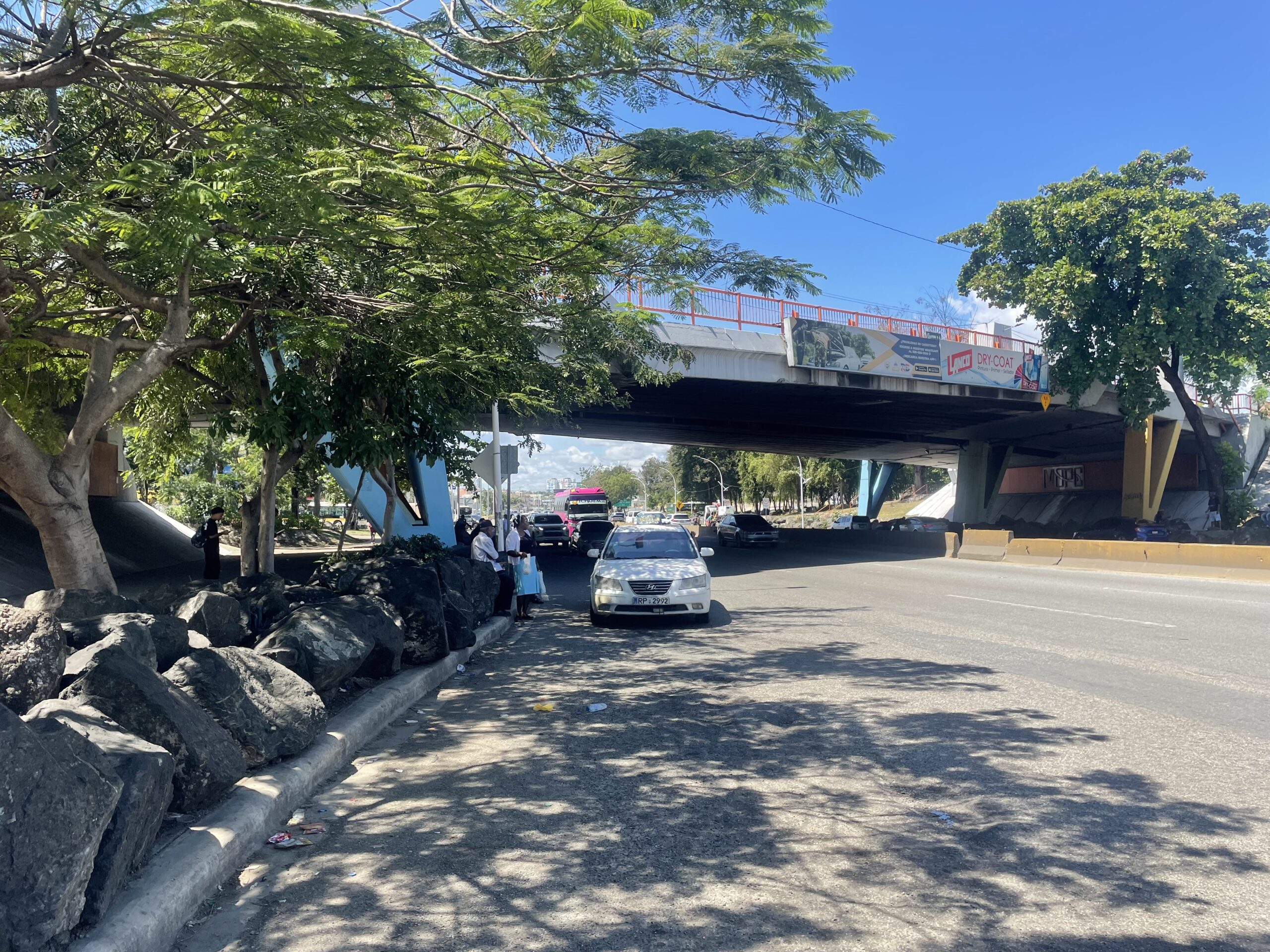 Joven denuncia asalto mientras esperaba transporte bajo el puente Juan Carlos