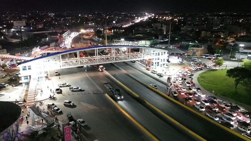 Desvíos y tapones tras retiro de puente peatonal en el km 9 de la Duarte