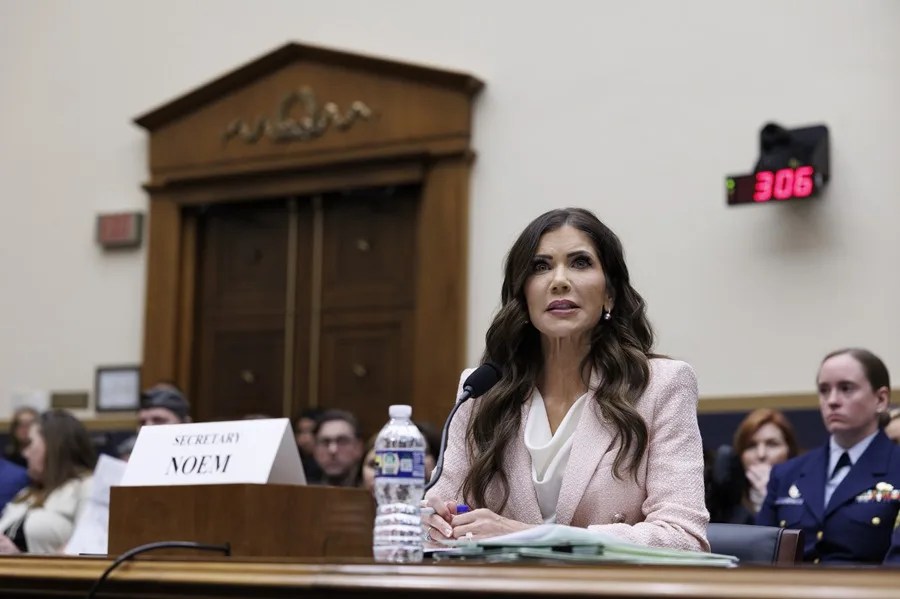 Trump destituye a la secretaria de Seguridad Nacional, Kristi Noem, en pleno cierre del departamento