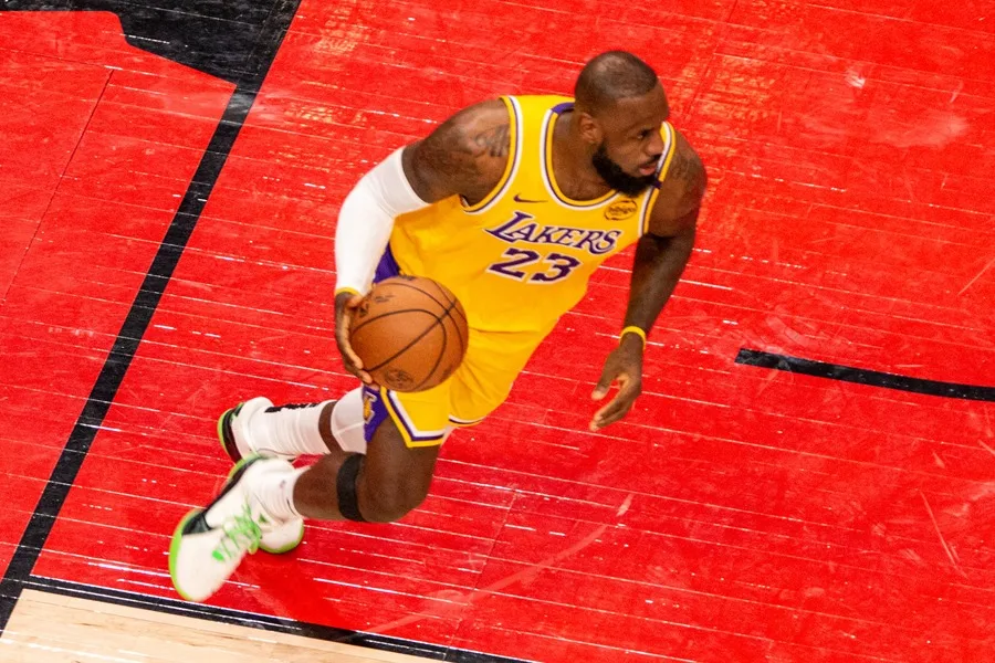 LeBron James se convierte en el jugador con más partidos en la historia de la NBA