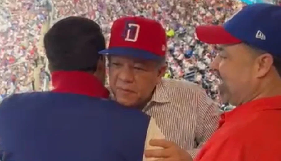 Abrazo entre Leonel Fernández y David Collado llama la atención en juego de República Dominicana vs. Venezuela