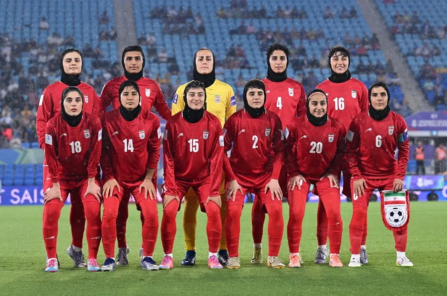 Siete futbolistas de Irán reciben asilo en Australia y el resto del equipo vuela a Malasia