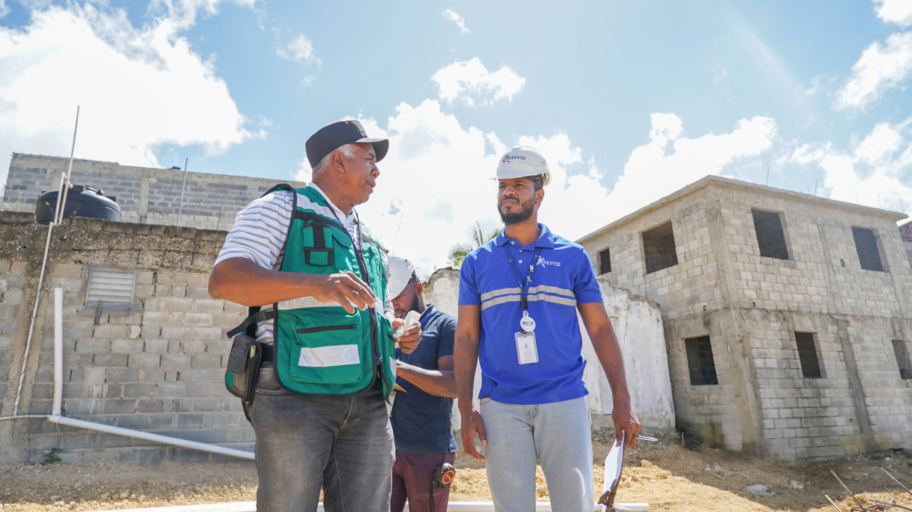 Onesvie evalúa edificio colapsado en Santo Domingo Norte
