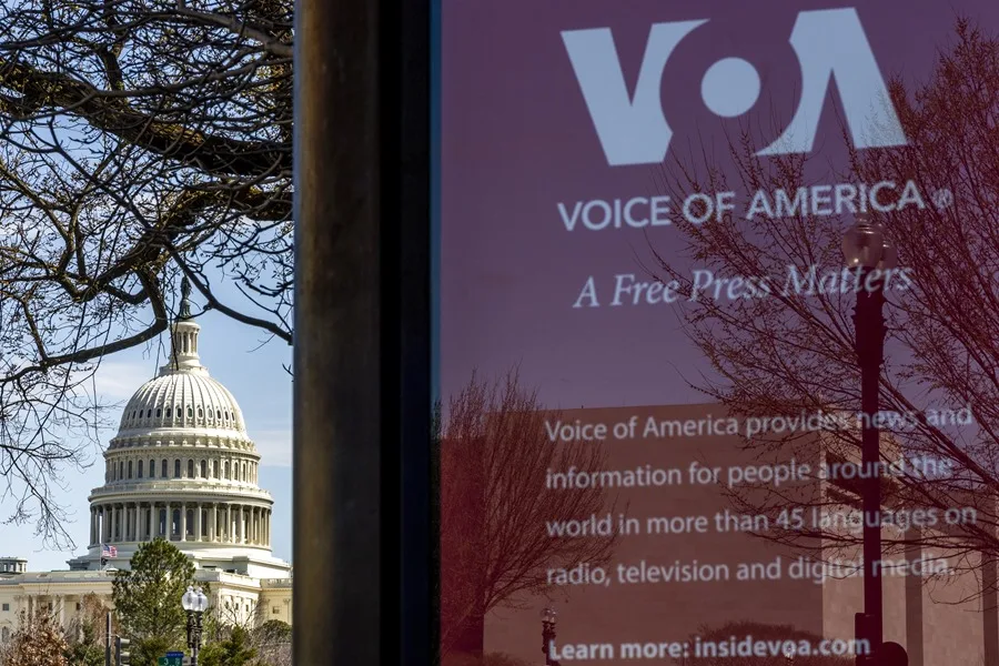 Un juez de Estados Unidos ordena reincorporar a más de mil empleados de la Voz de América