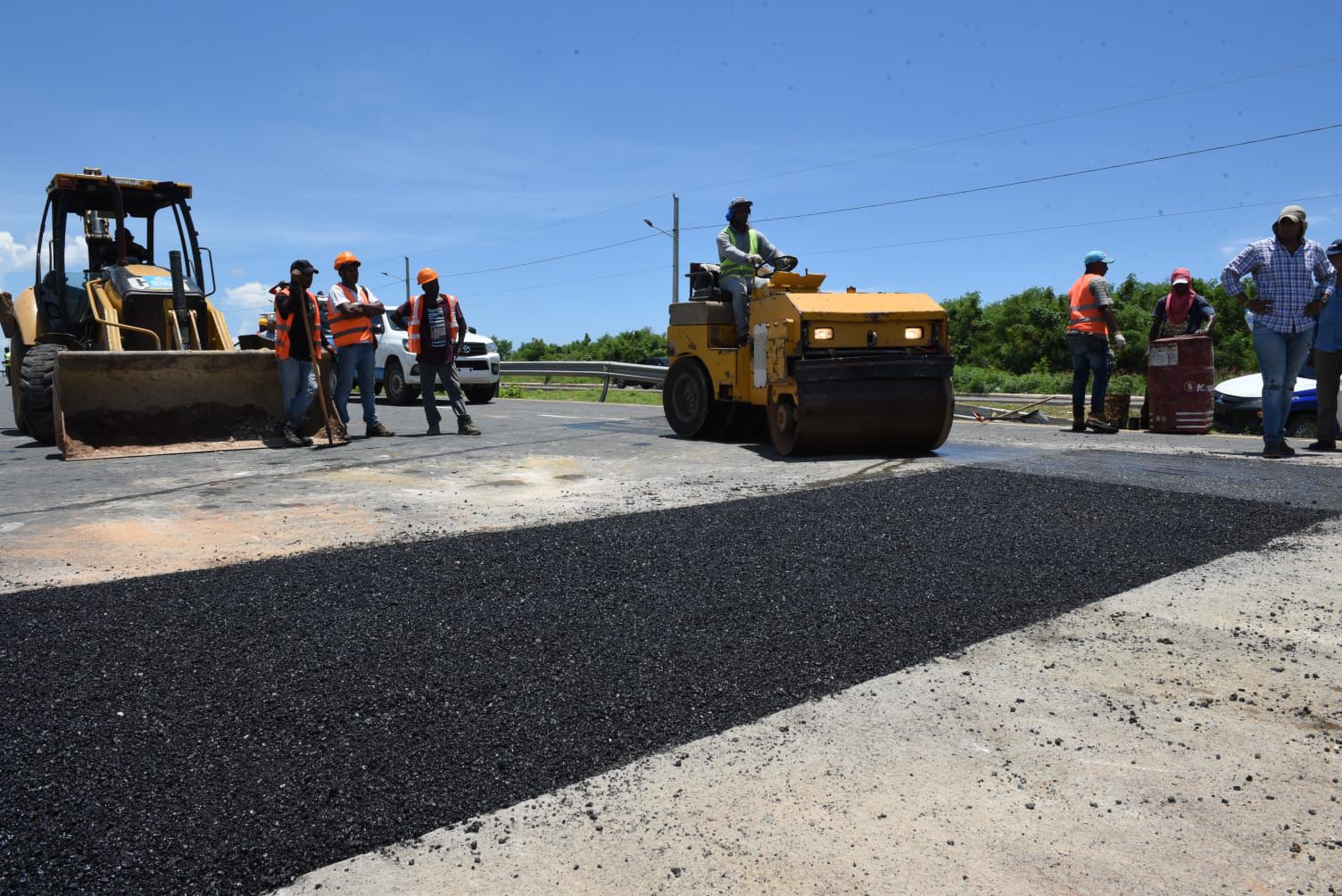 CAASD asfalta 5,000 metros cuadrados en el Gran Santo Domingo en primeros dos meses de 2026