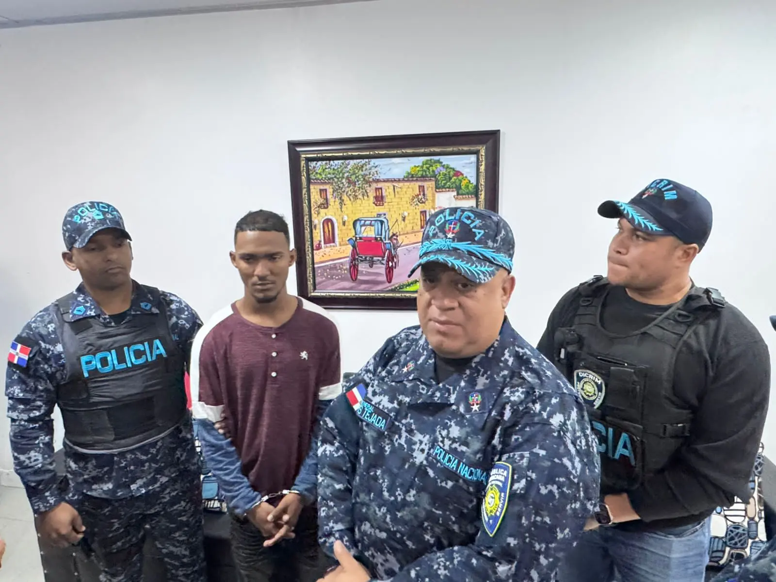 Tras labores de seguimiento policial se entrega uno de los presuntos autores de arrebato captado en video viral en Santiago