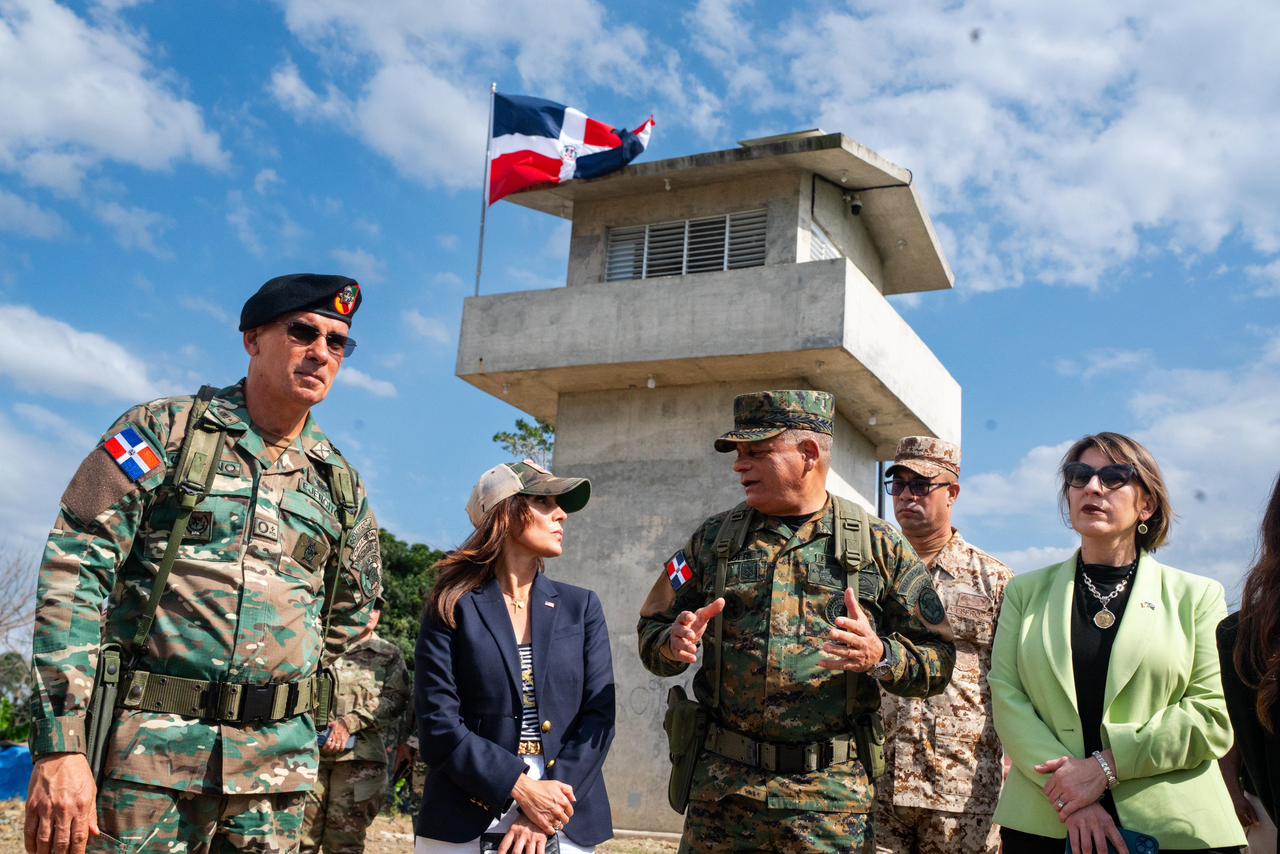 Ministro de Defensa y embajadora Leah Campos inspeccionan frontera en Dajabón