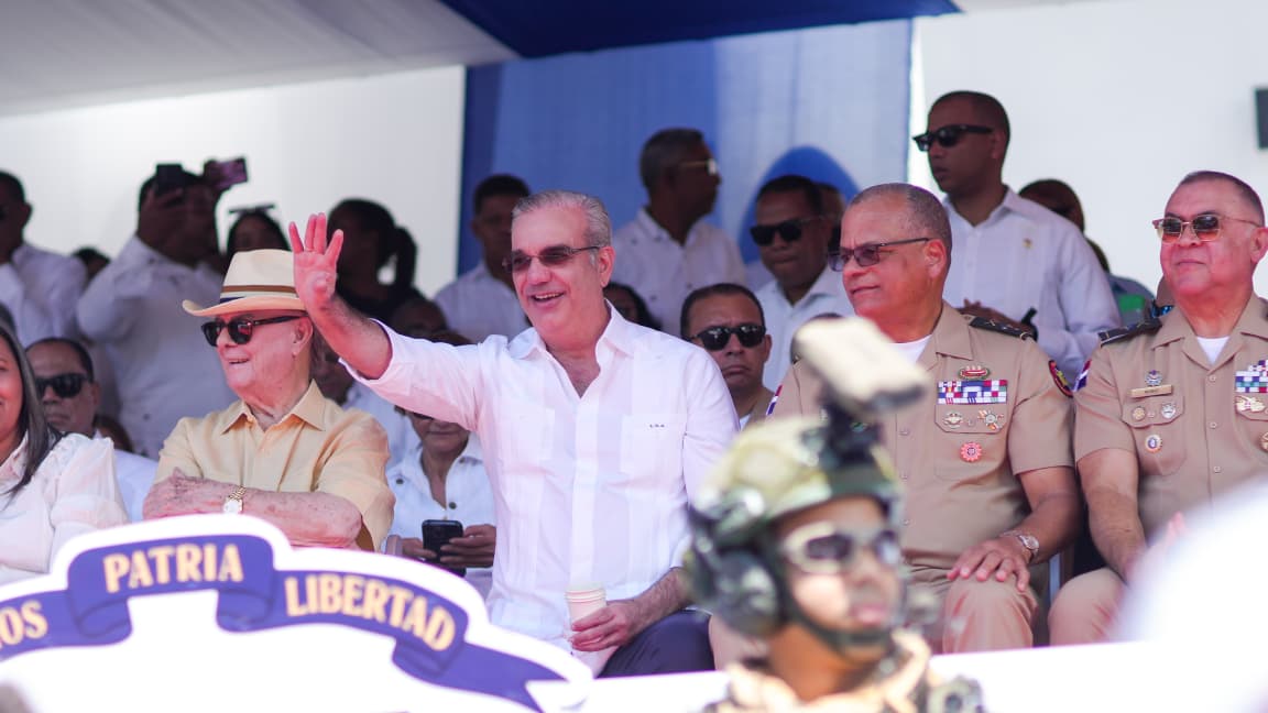 Presidente Abinader encabeza desfile cívico-militar y policial en conmemoración del 182 aniversario de la Batalla del 19 de Marzo