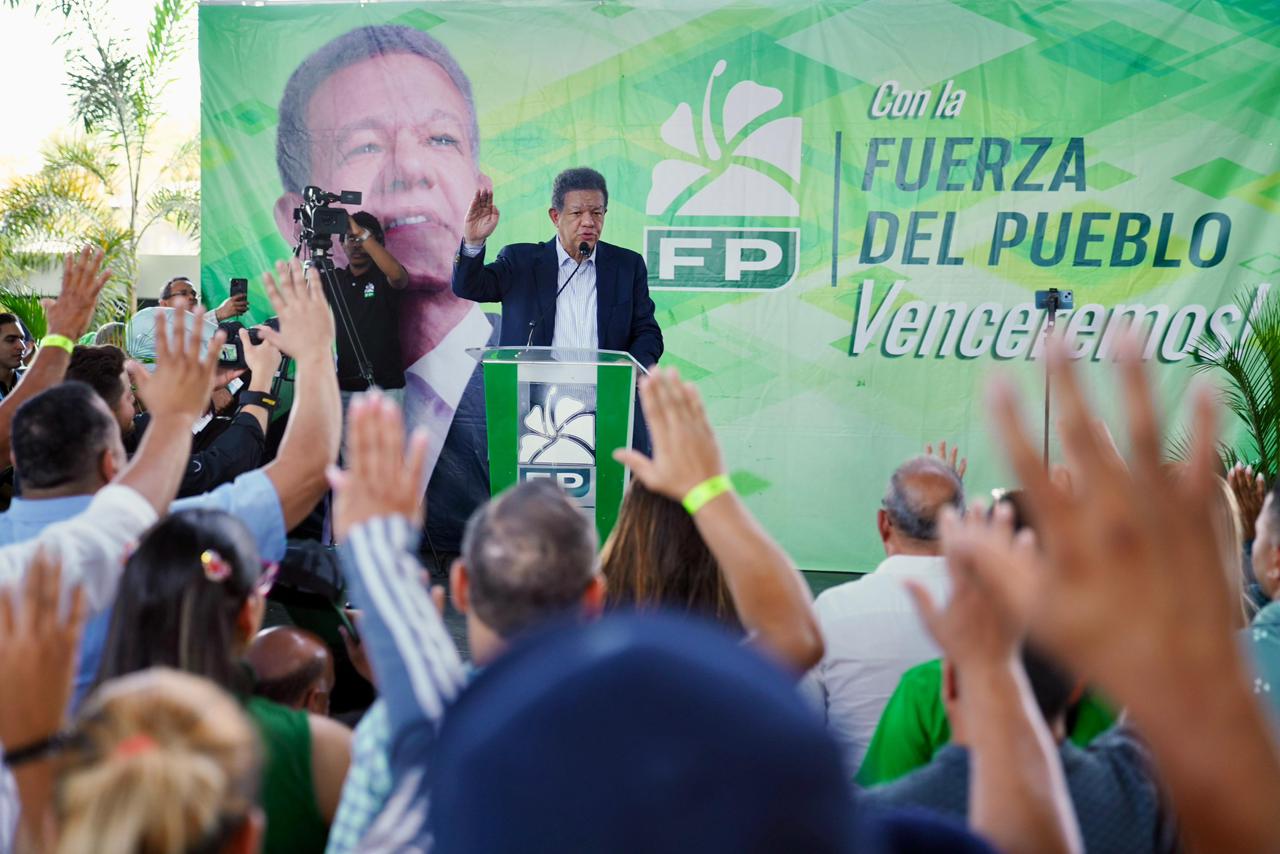 Leonel Fernández juramenta en la FP al exgobernador de Hermanas Mirabal y dirigentes del PRM y PLD
