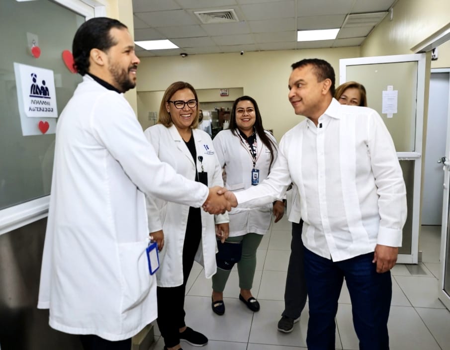 Director del SNS llega sin previo aviso al Hospital Presidente Estrella Ureña para evaluar su funcionamiento