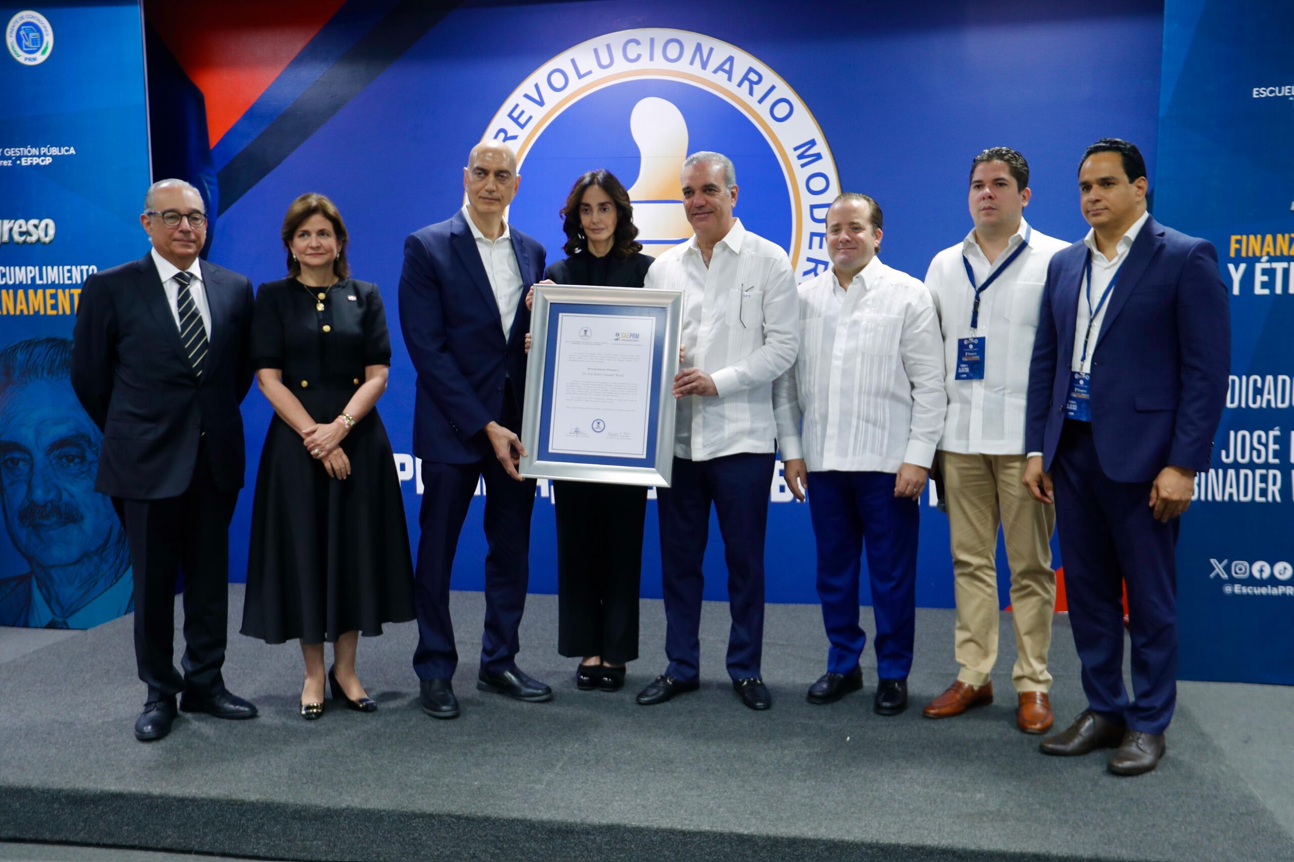PRM y su Escuela Política reconocen de manera póstuma José Rafael Abinader por su compromiso ético con el país