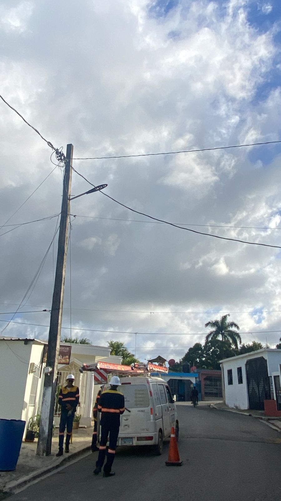 Edeeste desmantela conexión irregular en el Ayuntamiento de El Cedro de Miches y en residencia de la alcaldesa