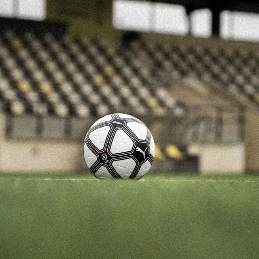 LaLiga presenta un balón especial con estética de los 90 para su «Jornada Retro»