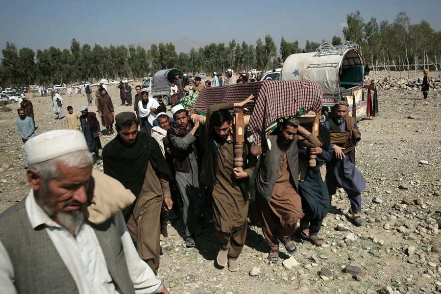 Los talibanes confirman un ataque paquistaní contra la base de Bagram y una contraofensiva