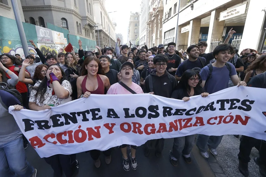 Kast defiende alza histórica de combustibles en Chile y enfrenta las primeras protestas