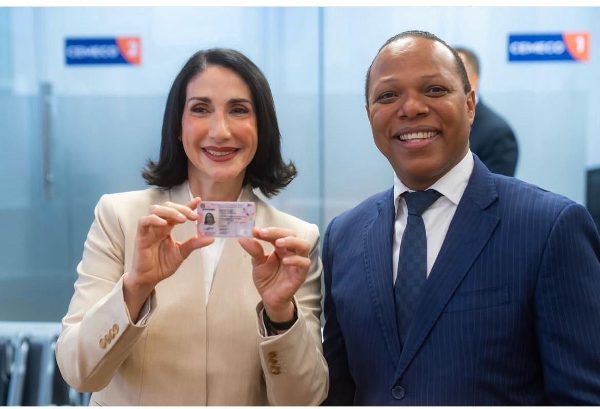 Raquel Arbaje obtiene su nueva licencia de conducir en formato digital Raquel Arbaje obtiene su nueva licencia de conducir en formato digital