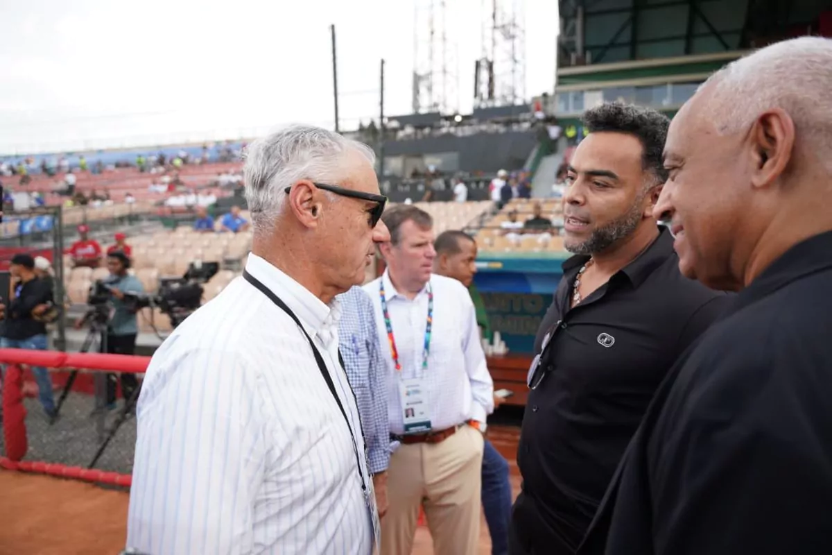 Comisionado MLB resalta apoyo del presidente Luis Abinader para avances de la liga en RD