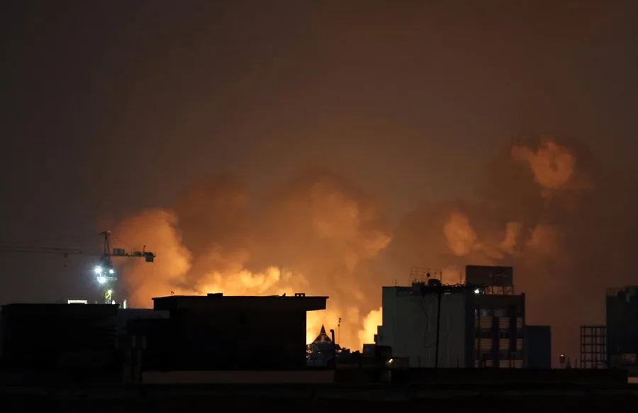 Teherán vive una madrugada de terror, pánico y llanto por los duros bombardeos