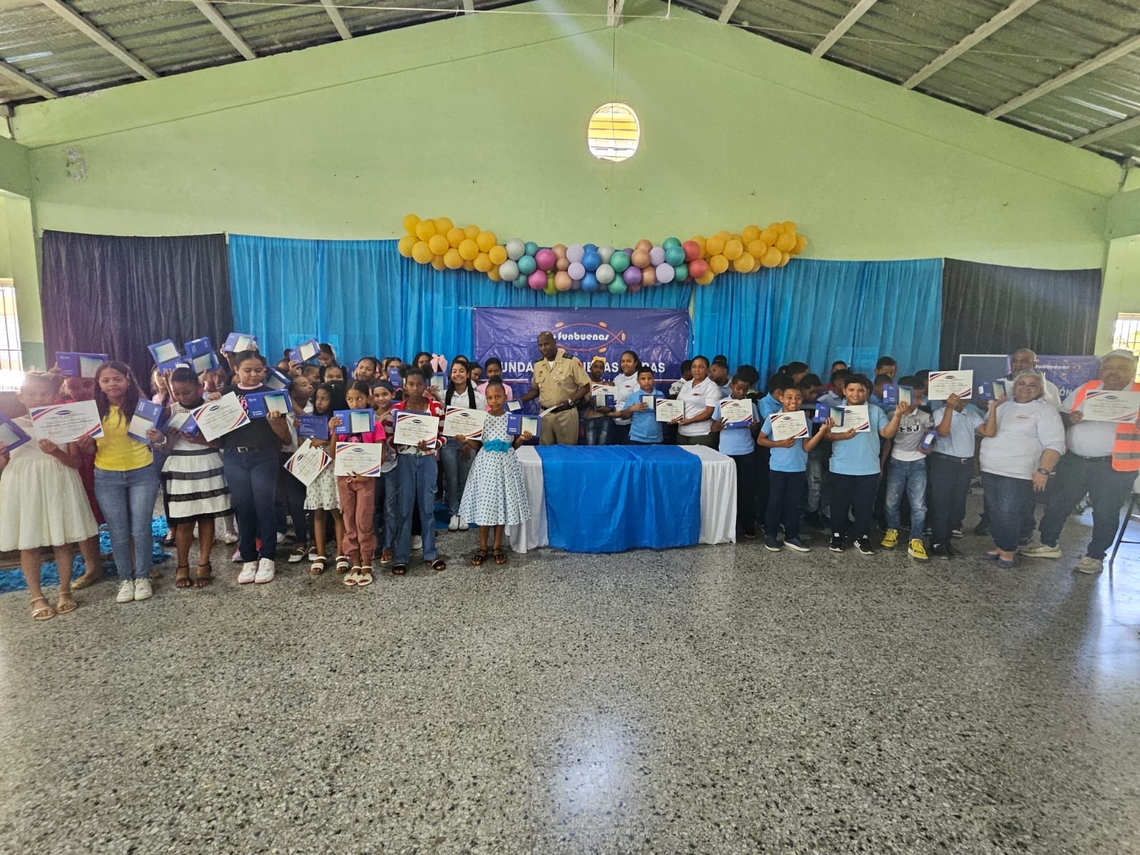 FUNBUENAS impulsa la educación en La Vega con entrega de tablets a estudiantes sobresalientes