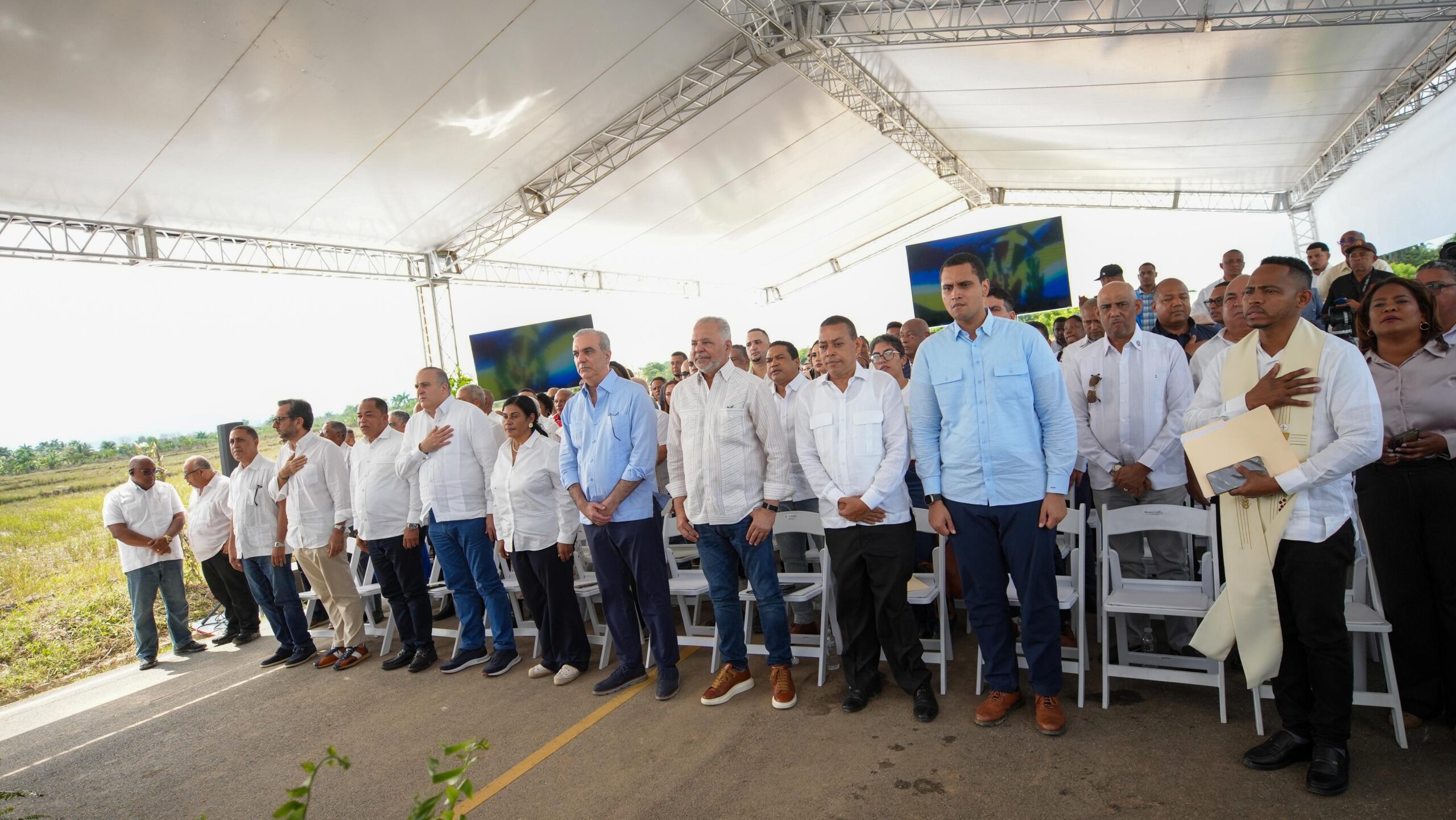 Presidente Abinader inaugura carretera Mata Bonita–Los Memisos de 13.8 kilómetros en Las Gordas, Nagua, reclamada por más 50 años