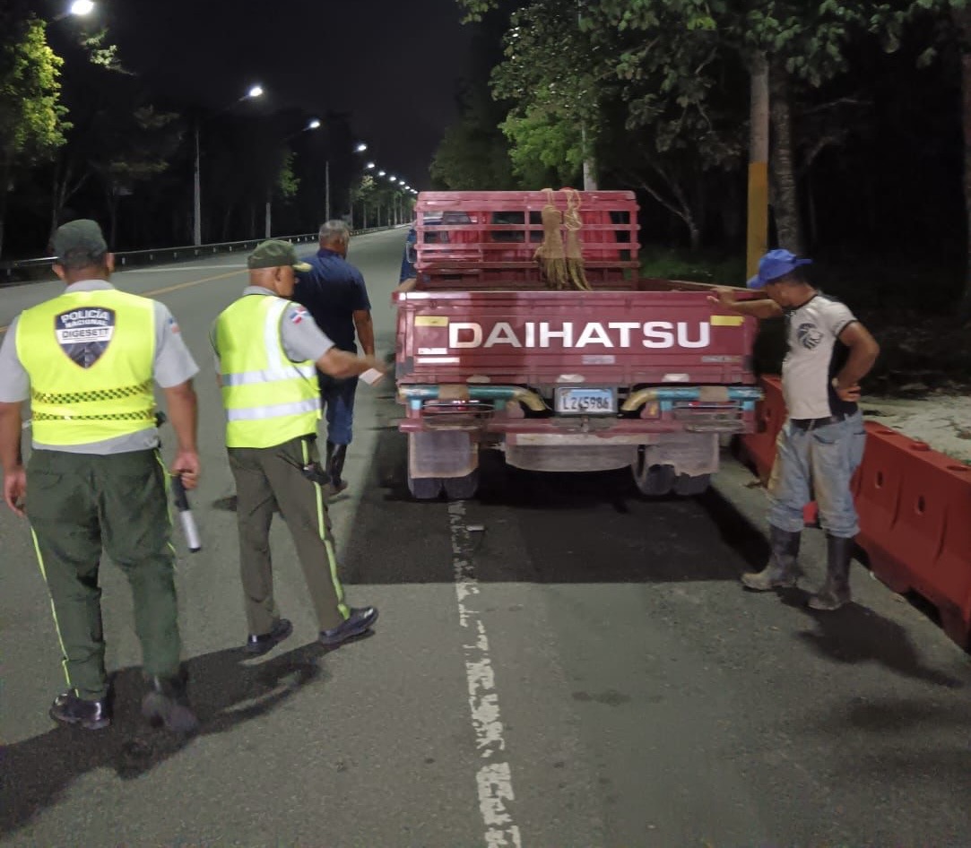 DIGESETT realiza jornada preventiva por uso inadecuado de luces en coordinación con la Policía Preventiva