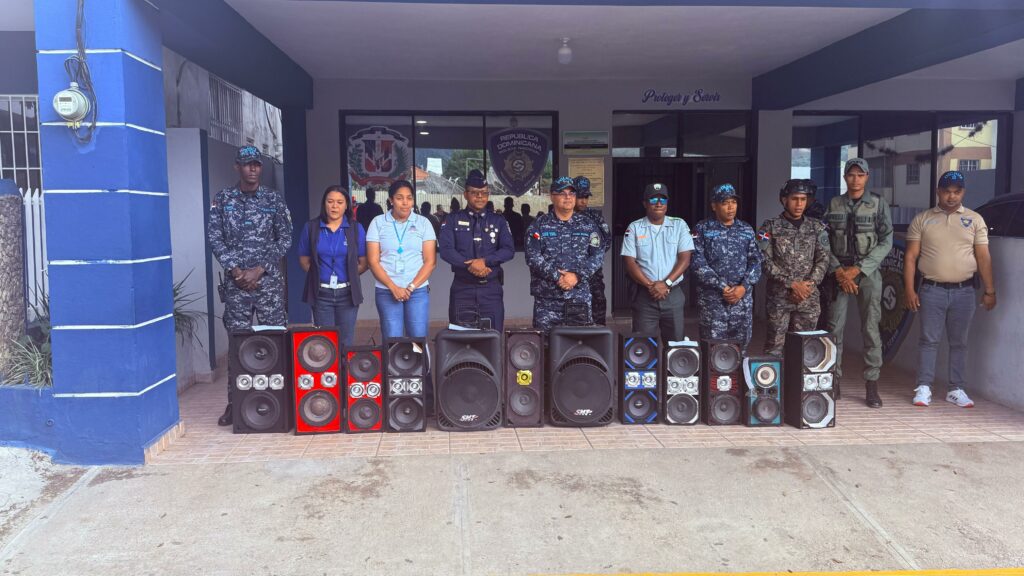 Policía Nacional refuerza acciones contra la contaminación sónica en Constanza con destrucción de mofles y retención de bocinas