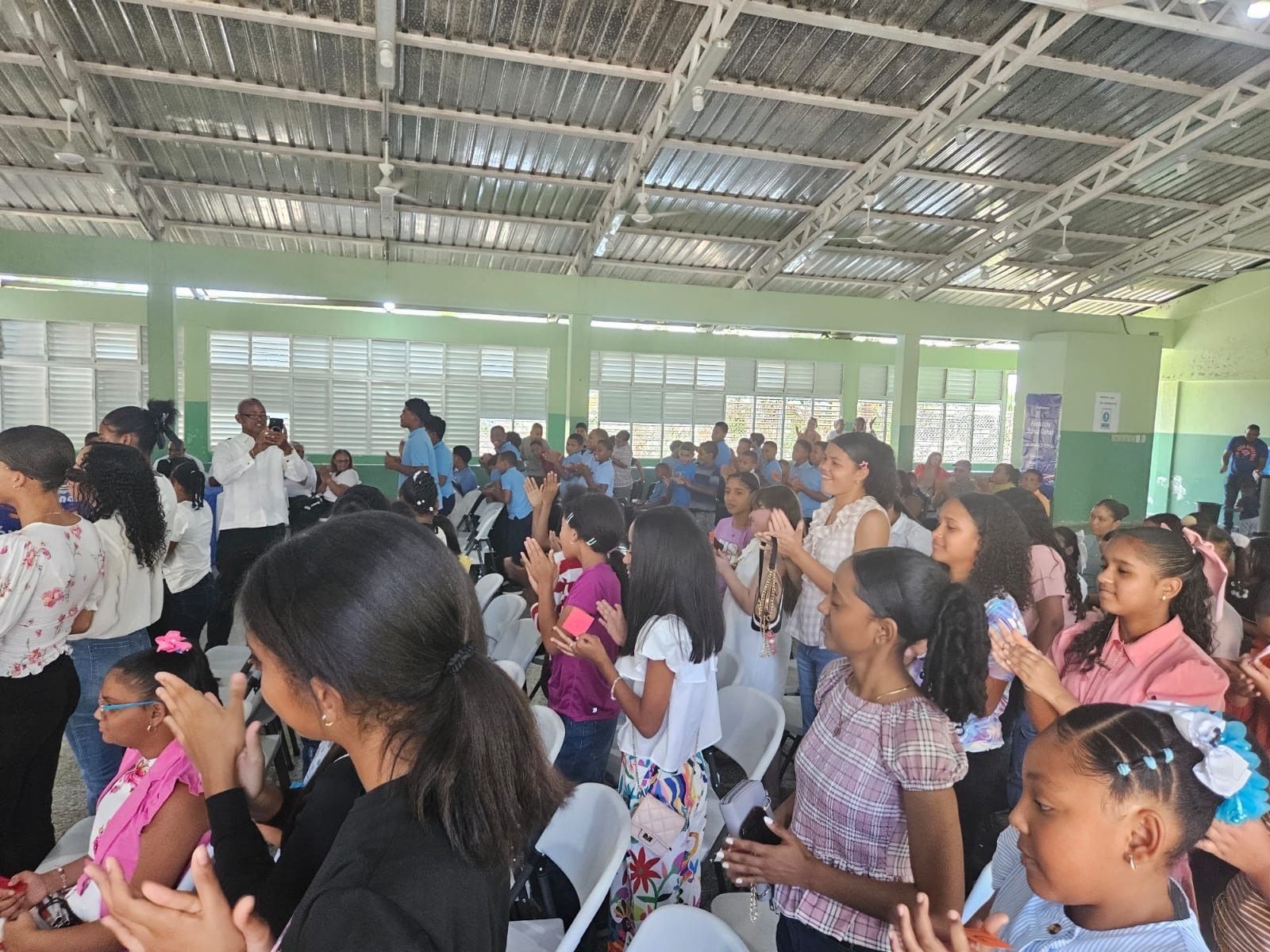 FUNBUENAS impulsa la educación en La Vega con entrega de tablets a estudiantes sobresalientes