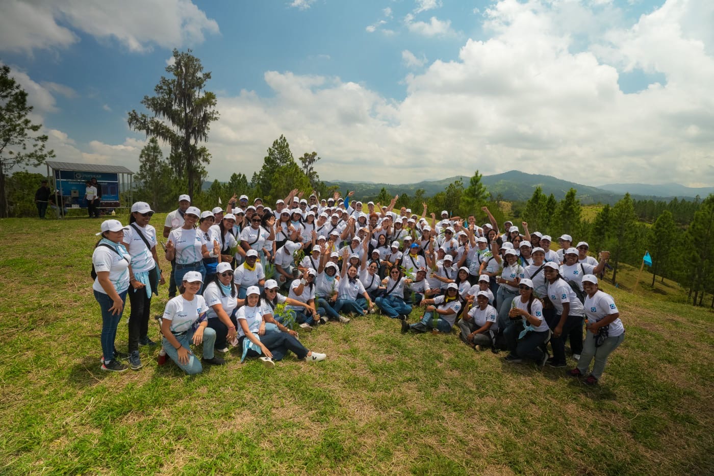 Voluntariado Popular del Banco Popular reforesta junto a periodistas y comunicadores de la Zona Norte