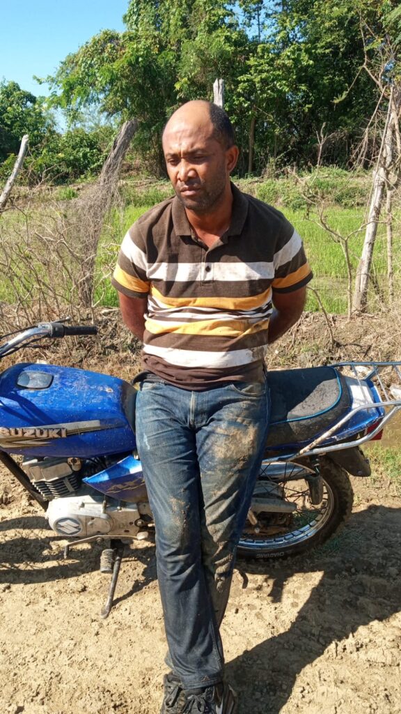 Policía apresa en menos de 24 horas a hombre captado en video sustrayendo dinero de banca Loteka en Castañuelas