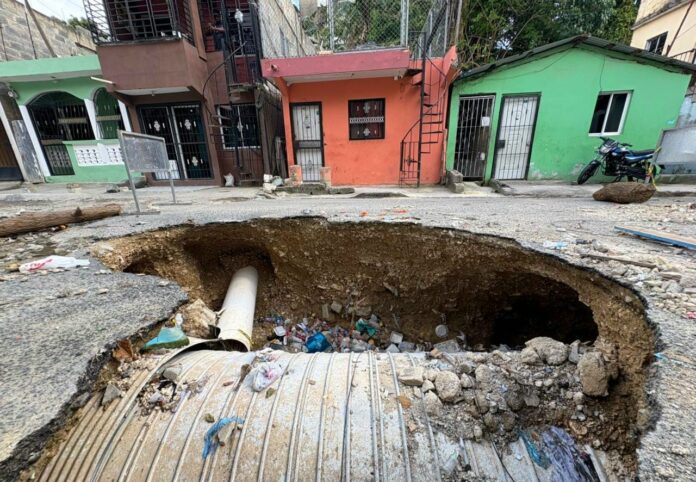 Calles intransitables y viviendas al borde del colapso en SDO