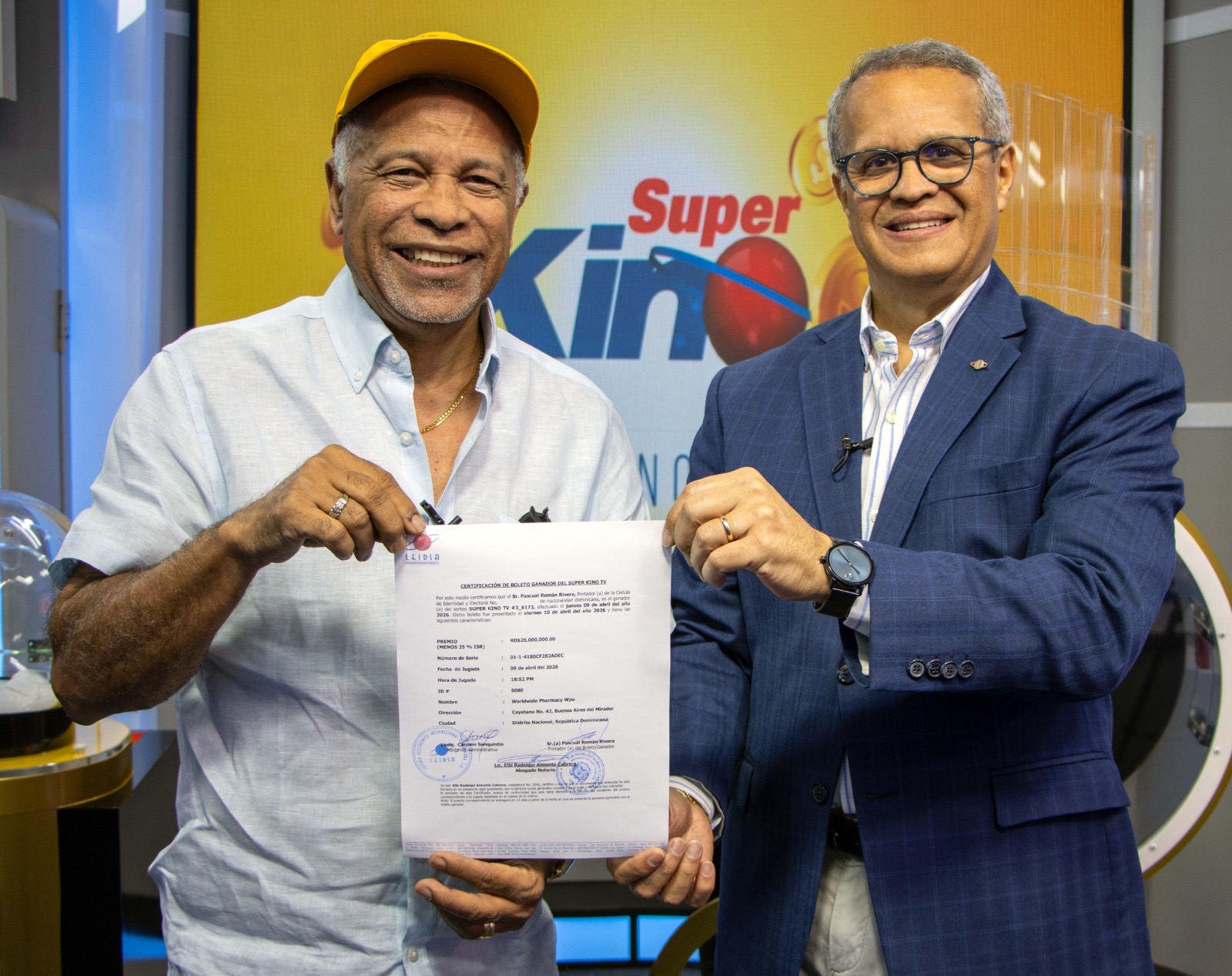 LEIDSA entrega certificado a jubilado ganador de RD$25 millones en Súper Kino TV
