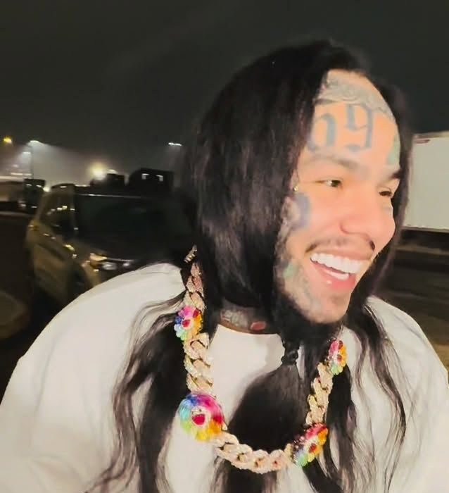 Insólito: Tekashi 6ix9ine presume objeto firmado presuntamente por Nicolás Maduro tras salir de prisión Insólito: Tekashi 6ix9ine presume objeto firmado presuntamente por Nicolás Maduro tras salir de prisión