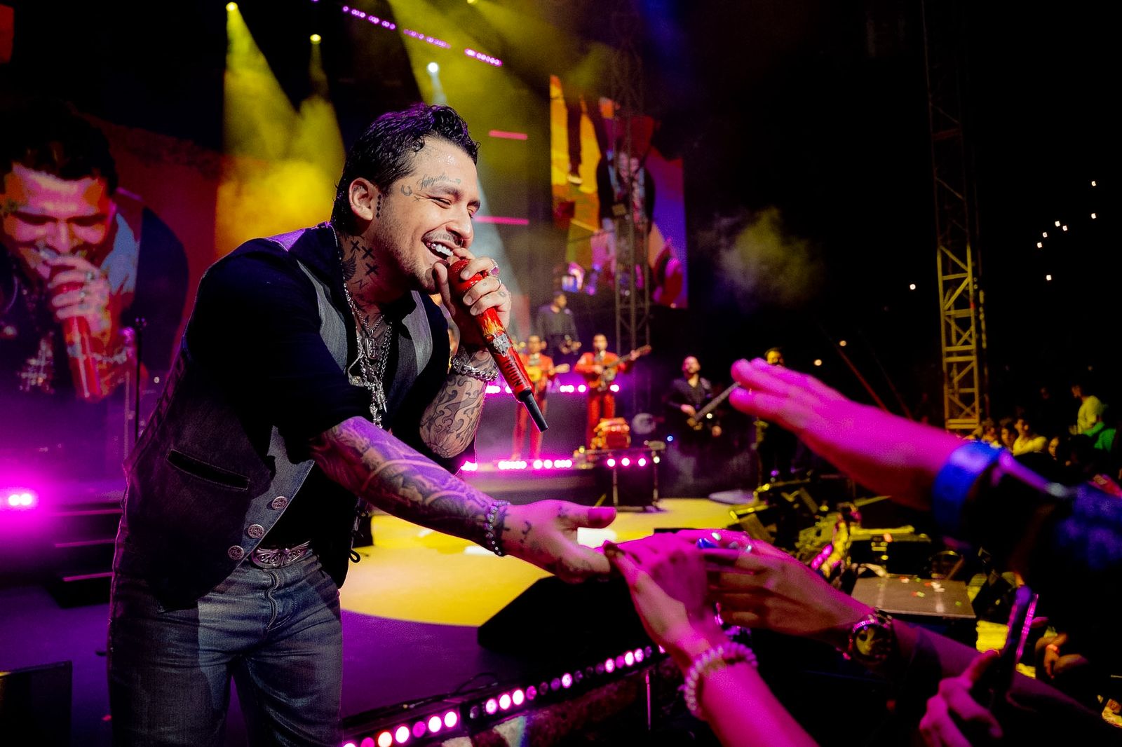 Christian Nodal brilla en Altos de Chavón pese a la lluvia con su “Pal Cora Tour” Christian Nodal brilla en Altos de Chavón pese a la lluvia con su “Pal Cora Tour”