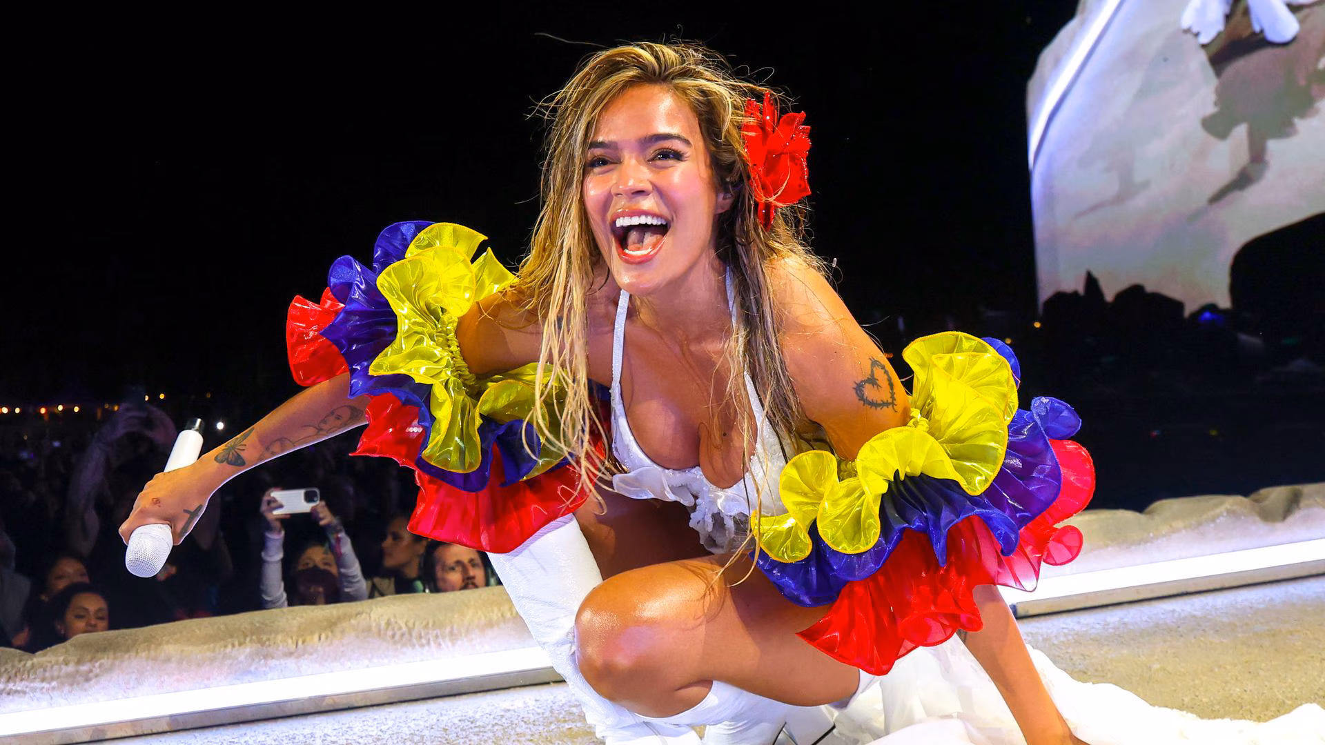 Karol G envía mensaje de orgullo y unidad latina durante su presentación en Coachella Karol G envía mensaje de orgullo y unidad latina durante su presentación en Coachella