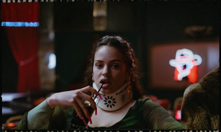 Rosalía aparece en Euphoria con un breve personaje que destaca por su estilo y spanglish