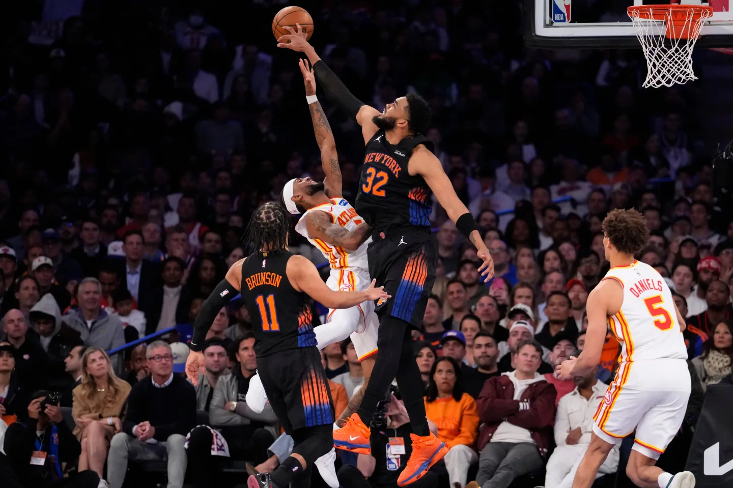 CJ McCollum lidera una remontada tardía y los Hawks sorprenden a los Knicks con una victoria de 107-106 para empatar la serie 1-1