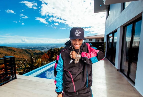 Propietaria de villa en Azua acusa a Ronny Gta de daños, robo y amenazas