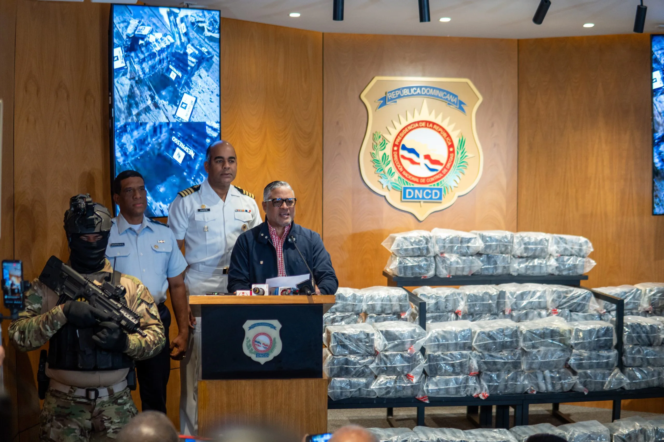 DNCD incauta 375 paquetes de droga en narcolancha en Baní