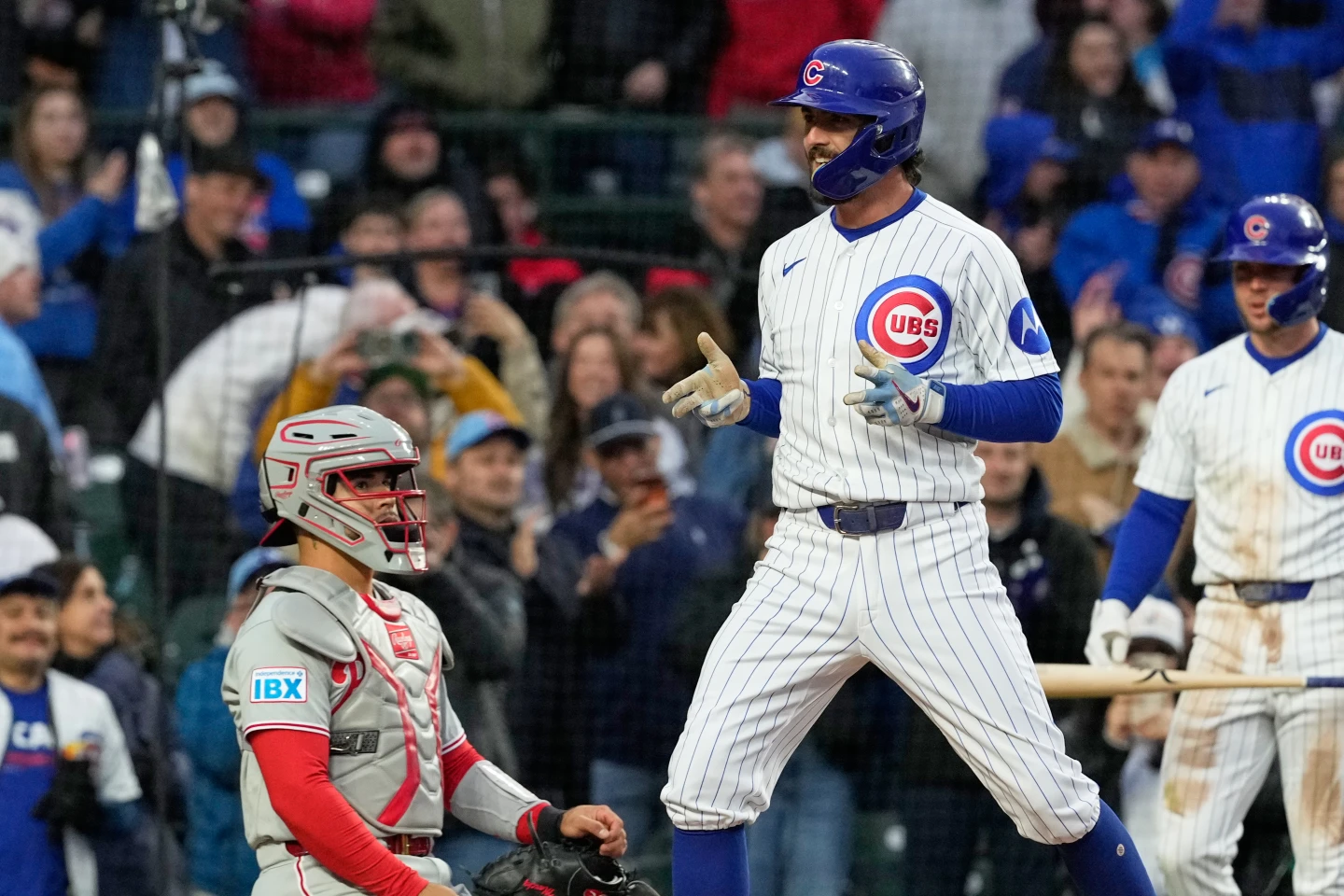 Rea y Swanson ayudan a los Cubs a vencer a los Phillies, que atraviesan una mala racha, por 5-1 para conseguir su sexta victoria consecutiva