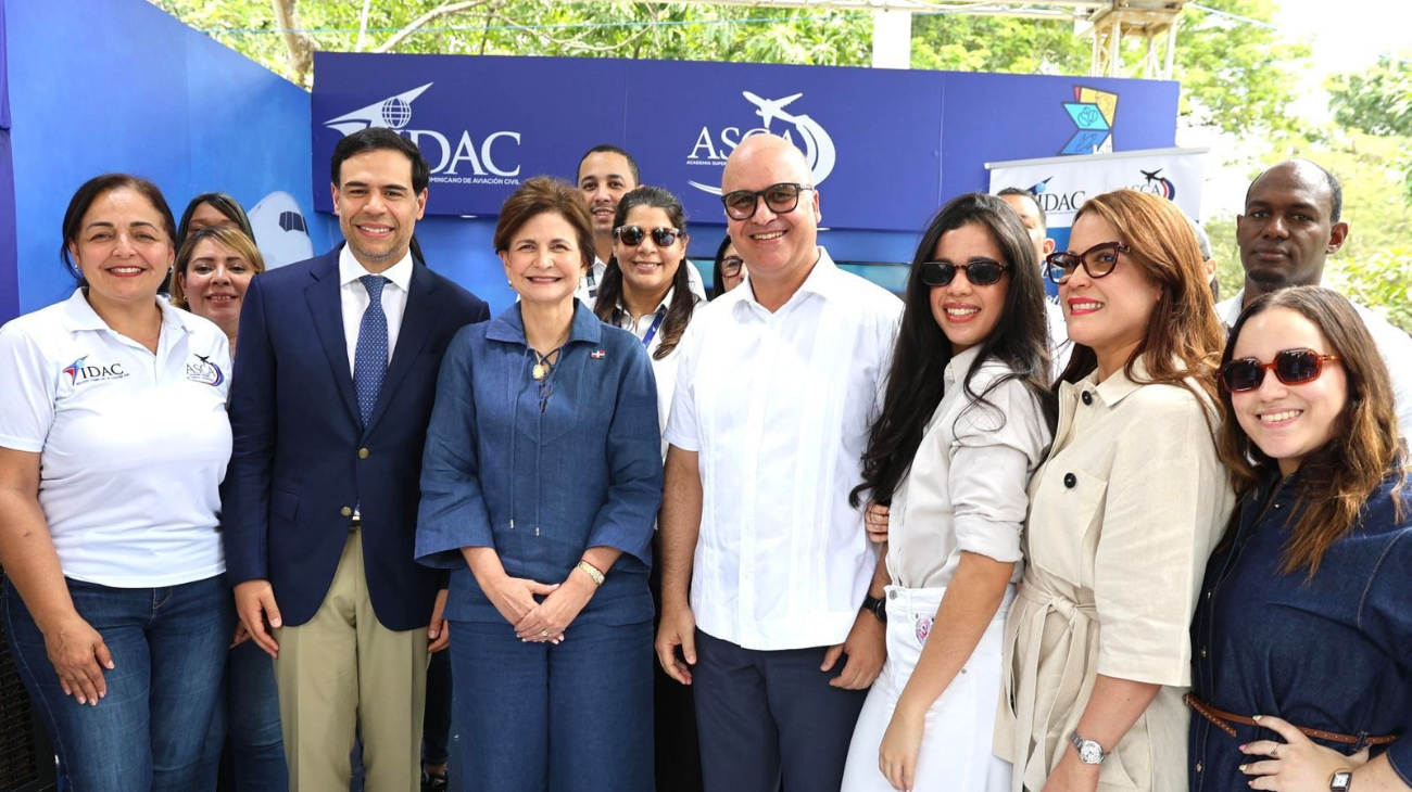 Más de 10,000 estudiantes viven experiencia del simulador de vuelo en la Feria Regional del Libro y la Cultura Cibao 2026